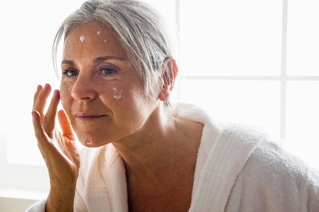Aplicación dunha crema anti-envellecemento para hidratar e nutrir a pel do rostro