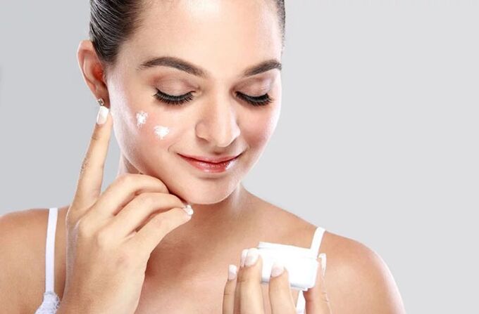 Antes de usar o masaxe, aplique a crema na cara