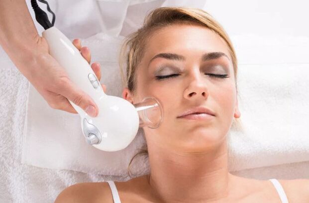 Un procedemento de masaxe ao baleiro axudará a limpar a pel facial e a suavizar as engurras