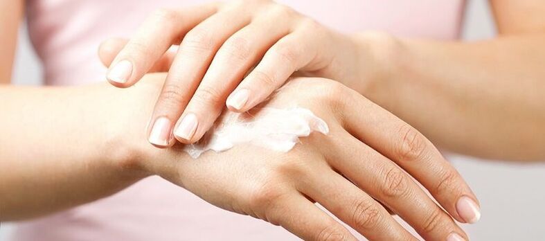 aplicando crema sobre a pel das mans